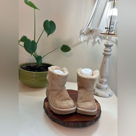 UGG Sz 6.5 Bailey Bow Velvet Ribbon - Picture 1 of 8